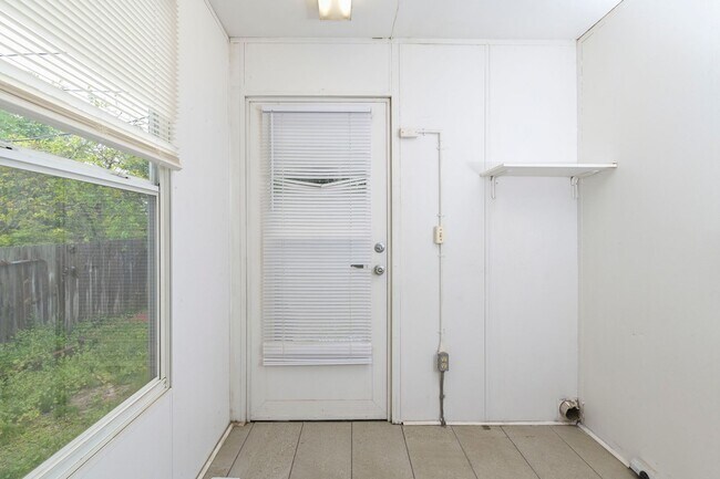 Building Photo - 2 bedroom, 1.5 bath home for rent in the h...