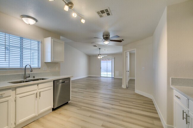 Building Photo - Charming 3-Bed, 2-Bath Single-Story Home i...