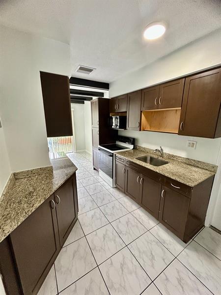 Building Photo - 1401 NE 57th Pl