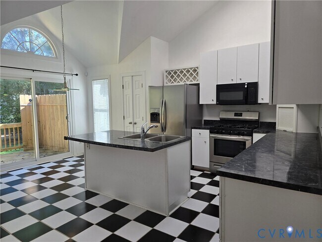 Building Photo - 5716 Saddle Hill Dr