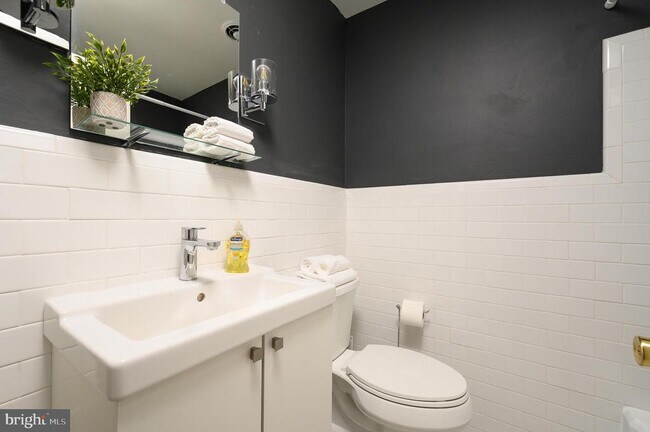 Building Photo - 1385 Woodland Rd