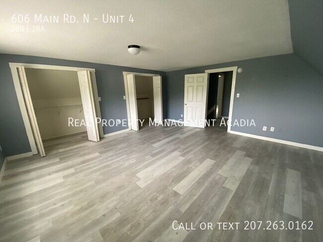 Building Photo - Newly Refurbished Two Bedroom Apartment in...