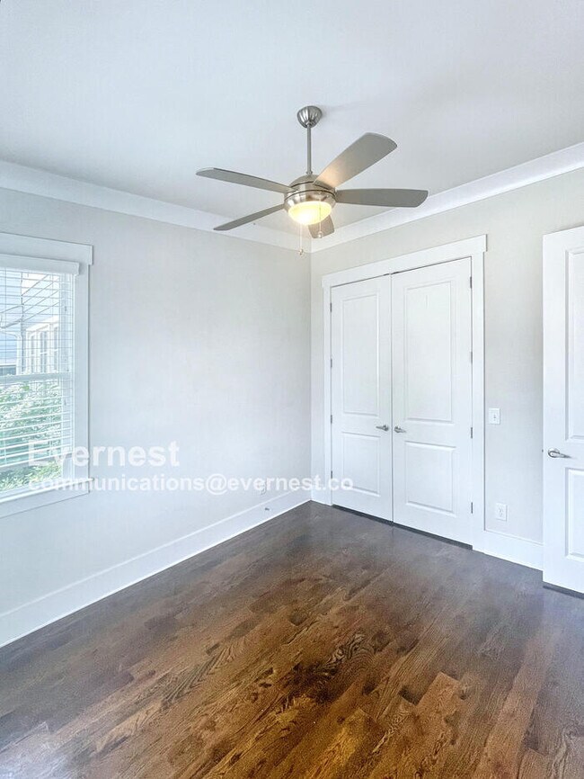 Building Photo - Spacious Town Home with Fenced Yard and Ample Parking