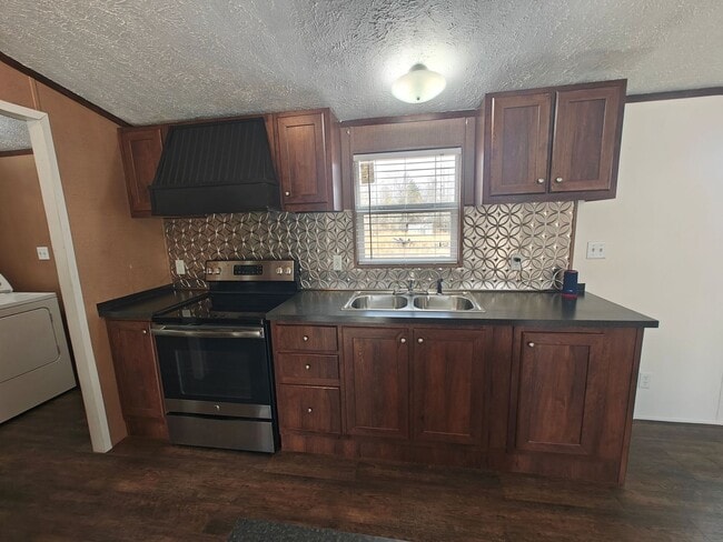 Building Photo - 2 bedroom home