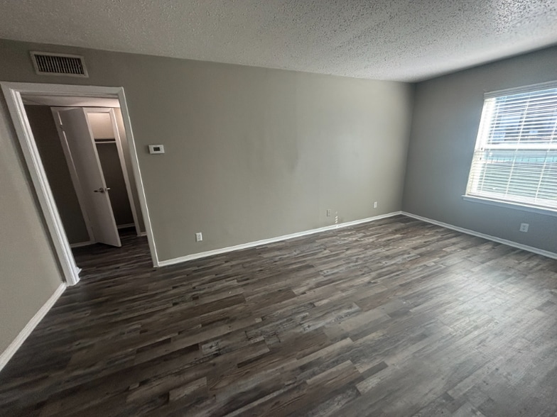 Building Photo - 531 Bedford Rd