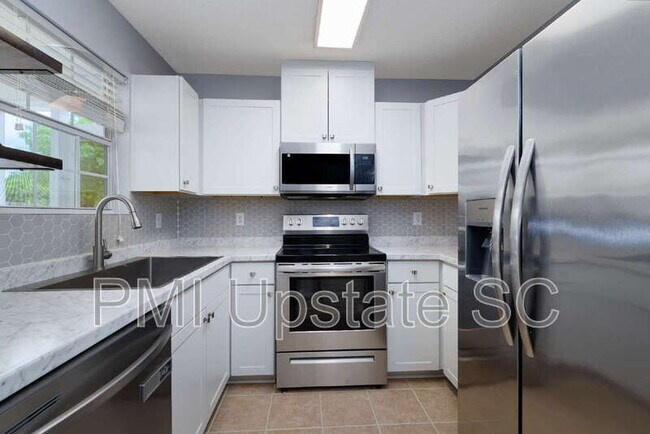 Building Photo - 12 Hayfield Ln