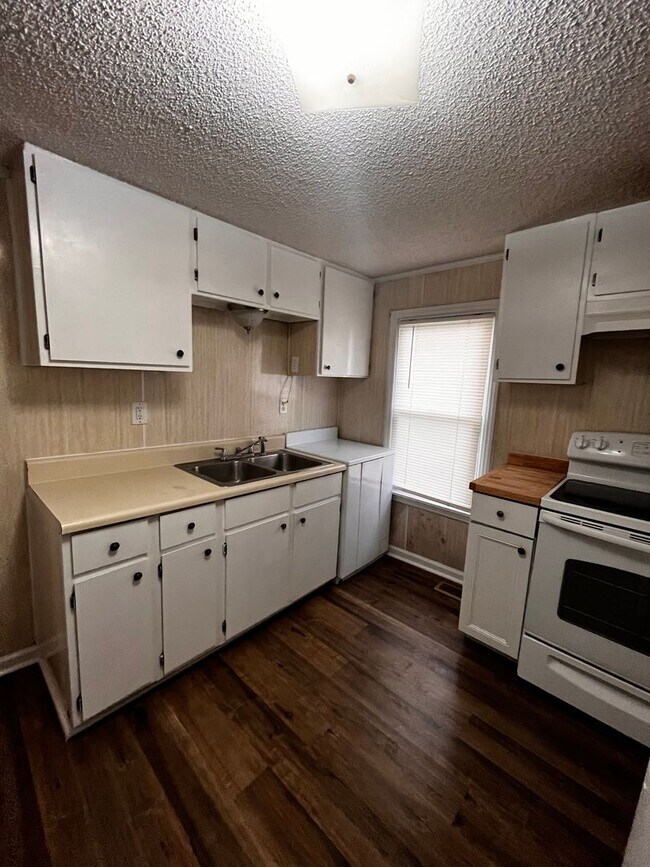 Building Photo - Charming Two Bedroom Home in Historic Morehead City Walking District with Dining Area and Living ...