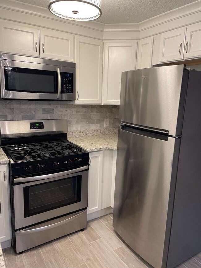 Building Photo - Well Maintained 2 Bedroom Condo w/Garage, ...