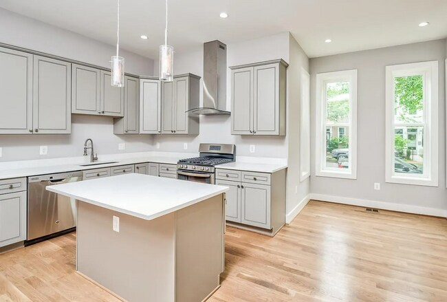 Building Photo - 824 I St NE