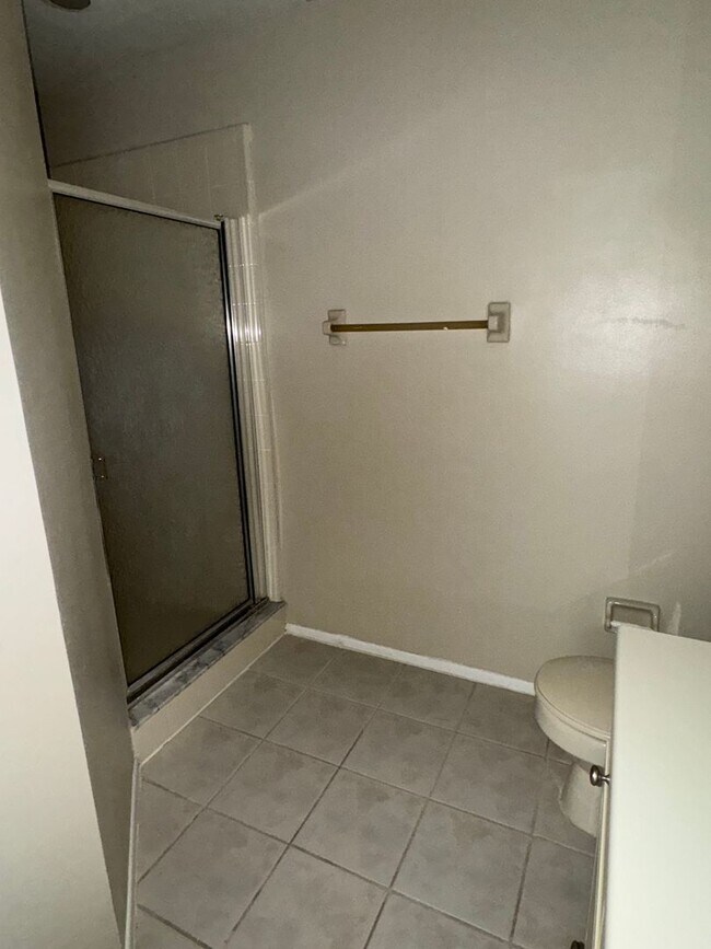 Building Photo - Spacious open floor plan 2/2 located in highly desirable Siesta Lago!