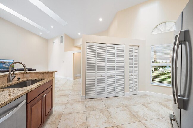 Building Photo - 1802 Rosewood Way