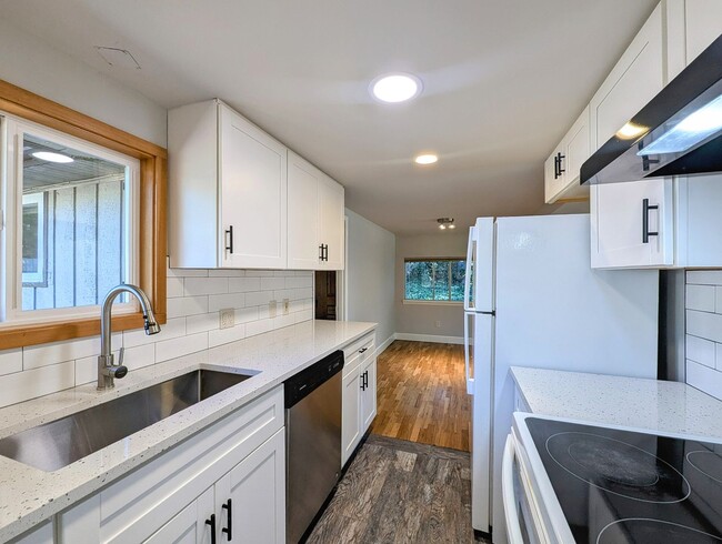 Building Photo - 3bd/.75ba Lynnwood Home