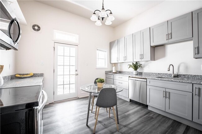 Building Photo - 1353 Finley St NE