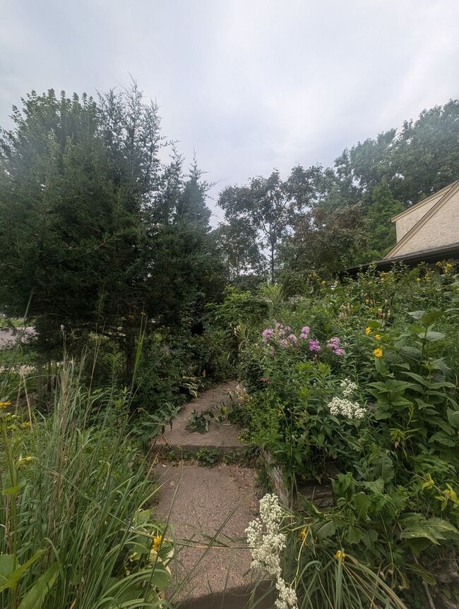 Building Photo - Charming Garden Oasis in West St. Paul – F...