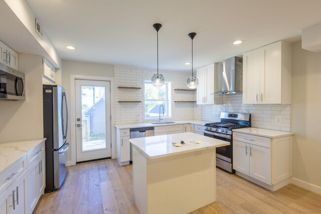 Building Photo - Beautiful 3 BR/3 BA Townhome in Brentwood!