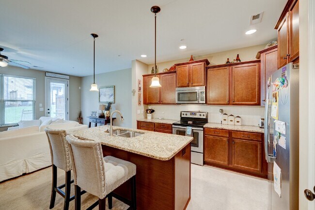 Building Photo - Hendersonville Townhome with Garage, Fireplace & Walk-In Closet