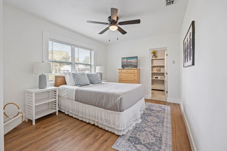 Building Photo - 489 Seacrest Ave