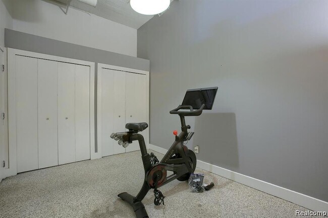 Building Photo - 6533 E Jefferson Ave