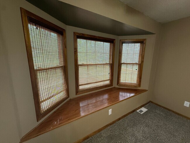 Building Photo - Spacious 5 Bedroom Home in a Peaceful Country Setting
