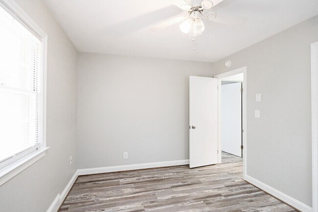 Building Photo - Move-in Ready, Renovated Duplex Just Off Rio Rd & Near Pen Park