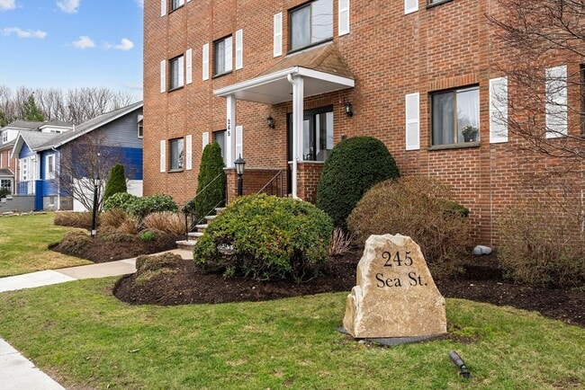 Building Photo - 245 Sea St