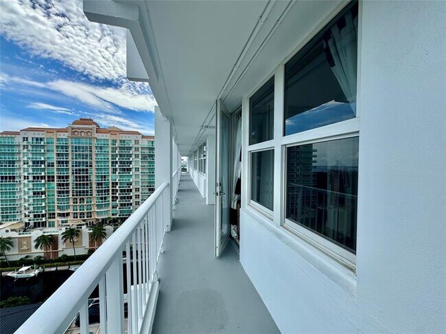 Building Photo - 2800 E Sunrise Blvd
