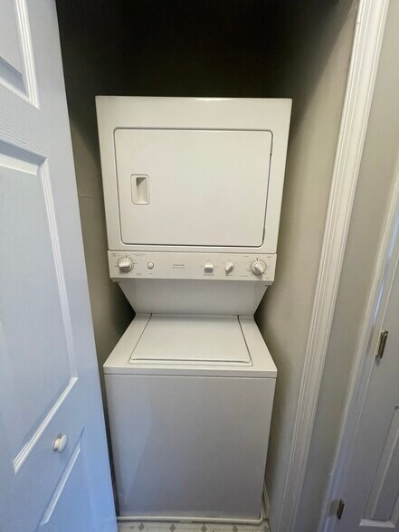 Stackable full size W/D - 4551 Strutfield Ln