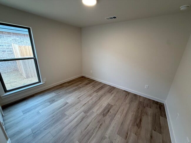 Building Photo - 1315 N Chicago Ave