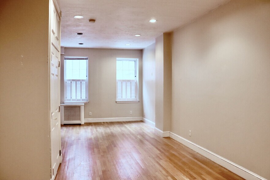 Building Photo - 36 Anderson St