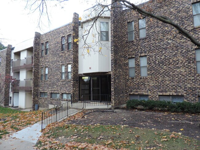 Building Photo - 2275 Country Club Dr