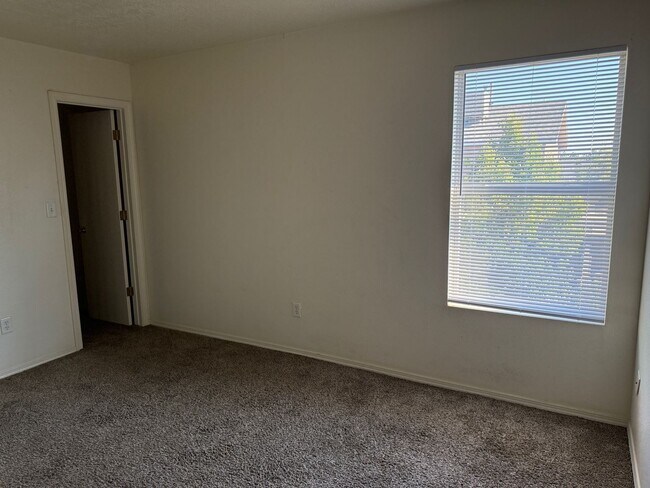 Building Photo - 4 Br, 2.5 Bath, loft upstairs, landscaped ...