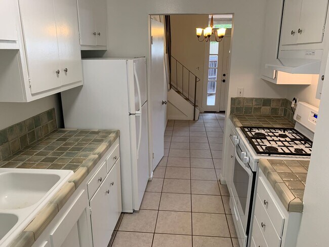 Building Photo - End Unit 2 bedroom, 2 bath Townhouse