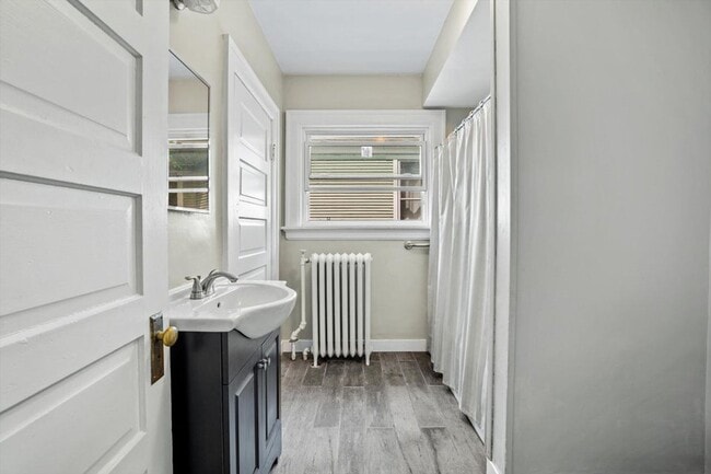 Building Photo - Updated 4 Bedroom Victorian on College Ave