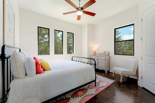 Building Photo - Spacious 4-Bed Oasis at this Canyon Lake Gem!