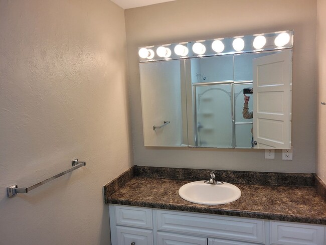Building Photo - 6 Bedroom Home with large yard, washer/dry...