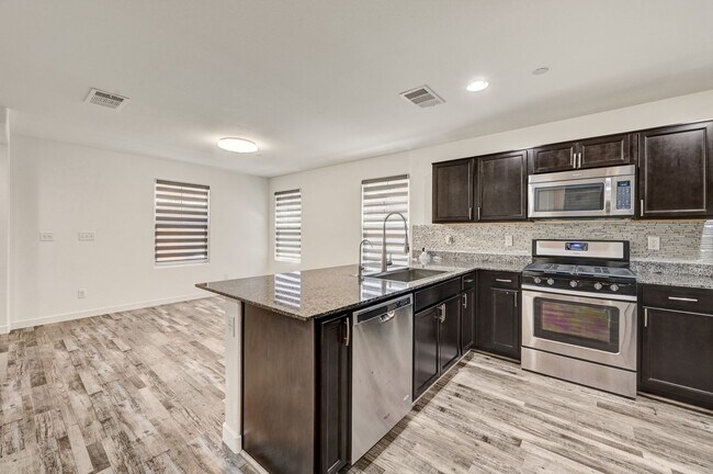 Building Photo - Exquisite Townhome - Life of luxury