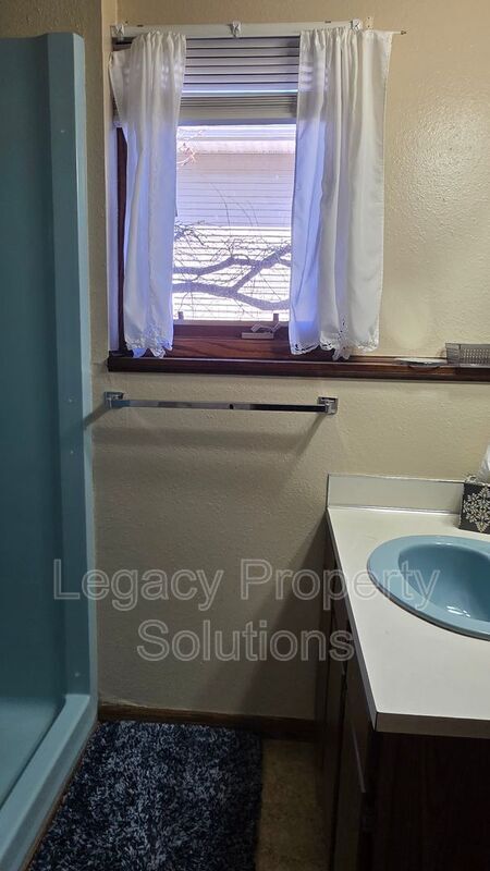 Building Photo - 1304 E Ingals Ave