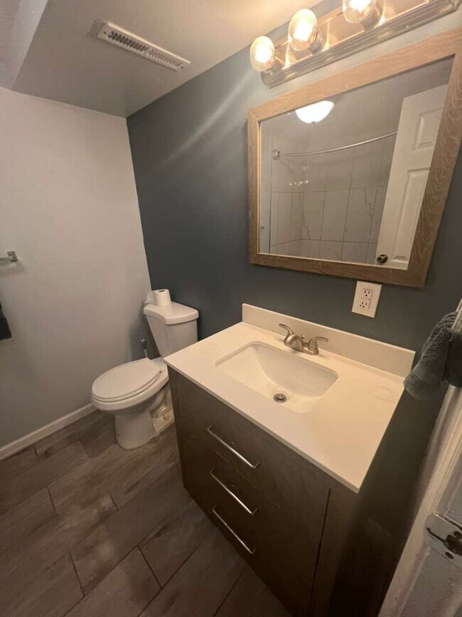 Building Photo - Lake Grove