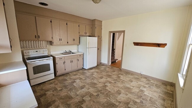 Building Photo - 3 Bedroom Duplex!