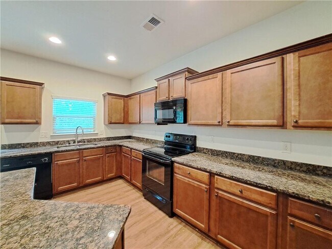 Building Photo - 867 Pine Ln