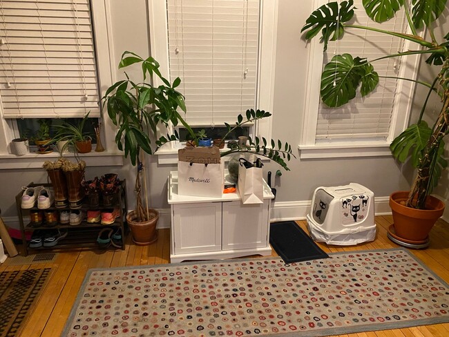 Building Photo - 647 Monroe St NE