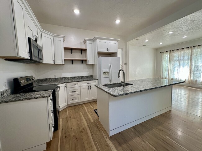 Building Photo - 568 W 300 N