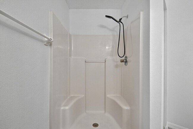 Building Photo - 15 Renmont Ct