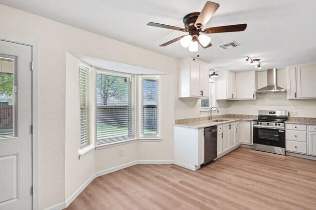 Building Photo - Move In Ready Home with Modern Updates Throughout