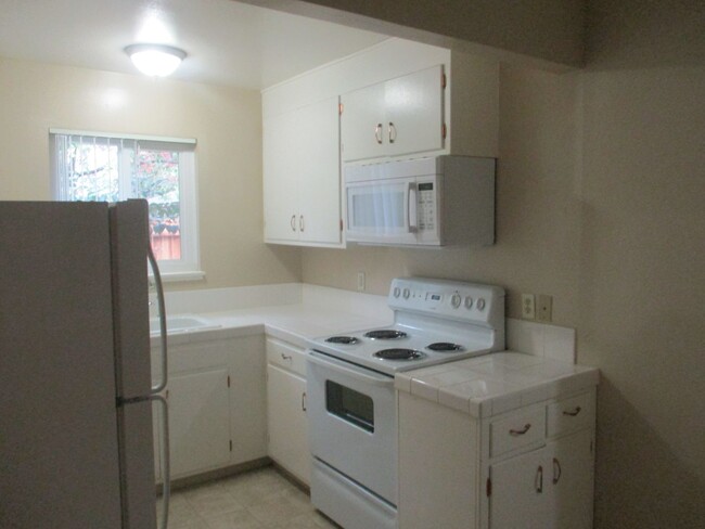 Building Photo - NICE QUAINT APARTMENT IN COLFAX!!