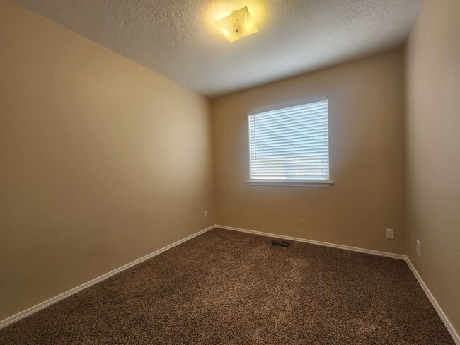 Building Photo - 3 Bedroom Home