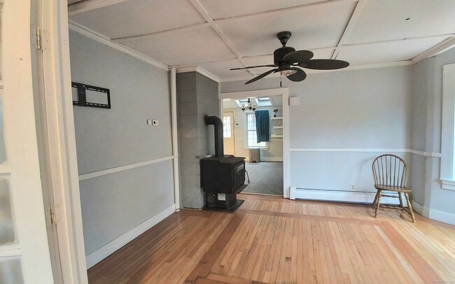 Building Photo - 204 Main St