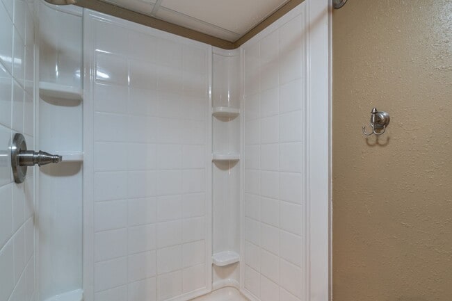 Building Photo - 3 Bedroom 2 Bath Home with Fenced in Backyard!