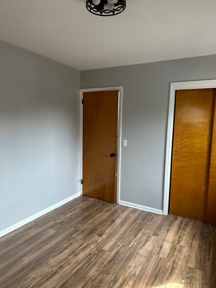 2nd bedroom with Double closet - 33B Hussa St
