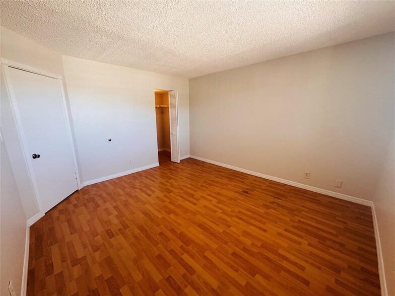 Building Photo - 8020 Colony Cir N